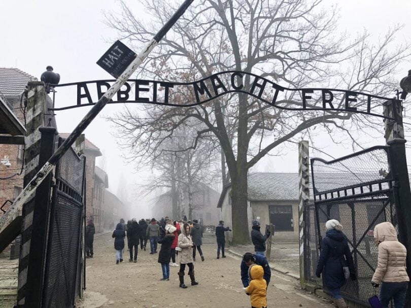 Turis Belanda ditahan setelah melakukan penghormatan Nazi di Auschwitz