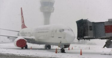 Pinasara ng napakalaking snowfall ang Istanbul Airport