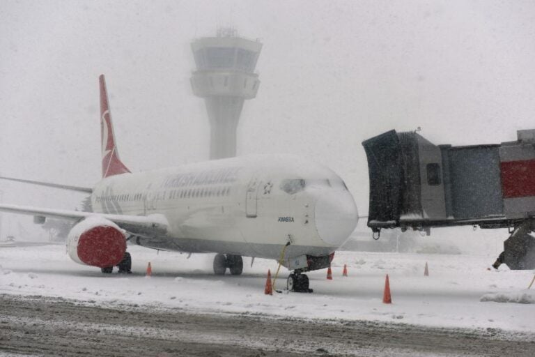 Massiver Schneefall legt den Flughafen Istanbul lahm