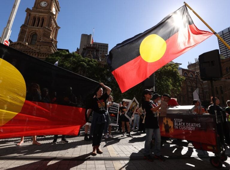 Il governo australiano ora possiede i diritti d'autore sulla bandiera aborigena