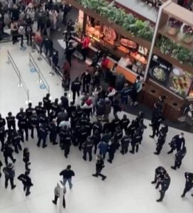 Polisi nelpon nalika penumpang kerusuhan ing Bandara Istanbul
