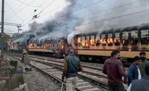 გაბრაზებული ბრბო წვავს მატარებლებს ინდოეთში რკინიგზის გაყალბებული გამოცდის გამო