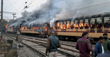 Vihane jõuk põletas Indias ronge võltsitud raudteeeksami tõttu