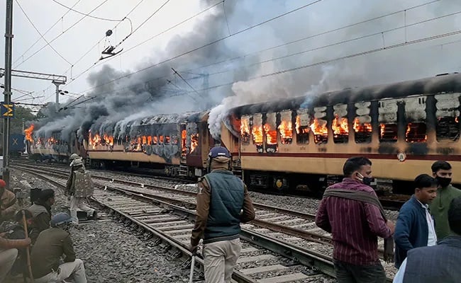Гневната толпа ги запали возовите во Индија поради наместен испит за железница