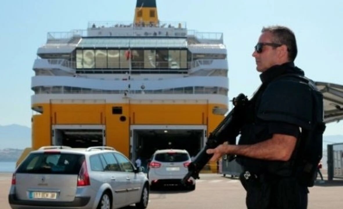 Ұлыбритания қарулы полиция қызметкерлерін каналаралық паромдарға орналастырады