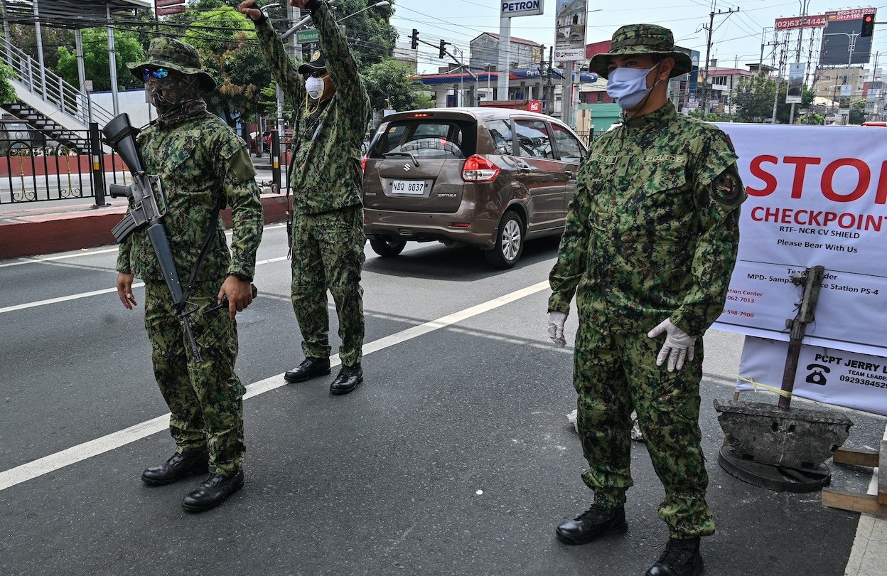 එන්නත් නොකළ මැනිලා වැසියන්ට දැන් නිවසින් පිටවිය හැක්කේ අත්‍යවශ්‍ය ද්‍රව්‍ය මිලදී ගැනීමට සහ වැඩ කිරීමට පමණි