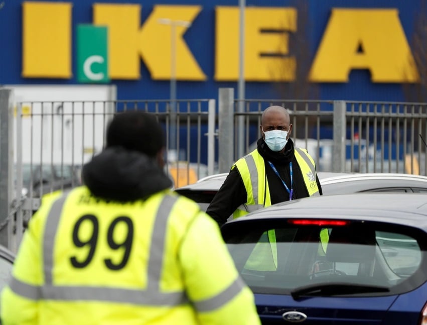Ikea UK zdaj močno zniža bolniške necepljenih delavcev