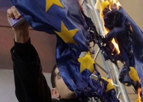 Adesso è illegale deturpare le bandiere dell'UE e della NATO in Georgia