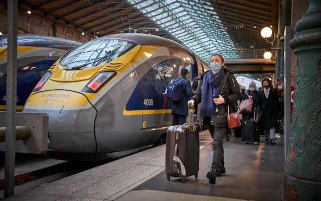 Η Γαλλία εκδίδει νέους ταξιδιωτικούς κανόνες για τους Βρετανούς επισκέπτες