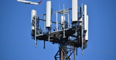 FAA خطرات 5G را برای "هواپیماهایی با ارتفاع سنج تست نشده" افزایش می دهد