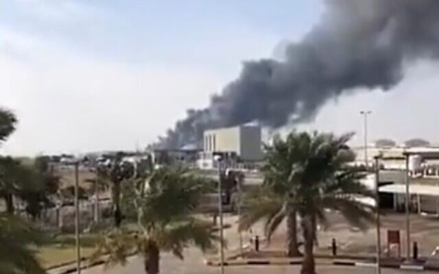 Tres persoas morreron nun ataque con drones no aeroporto de Abu Dhabi