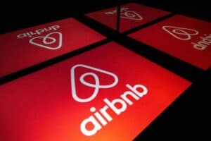Airbnb planea albergar a 20,000 refugiados afganos más