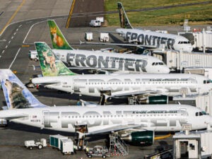 Frontier Airlines עצרה את כל הטיסות לאחר הודעת מיזוג חדשה