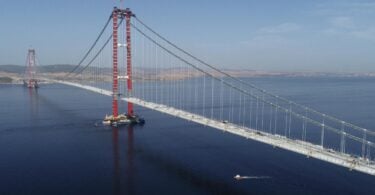 Новый мост, соединяющий Европу и Азию, является самым длинным висячим мостом в мире