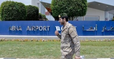 V napadu na savdsko letališče je bilo ranjenih najmanj 12 ljudi
