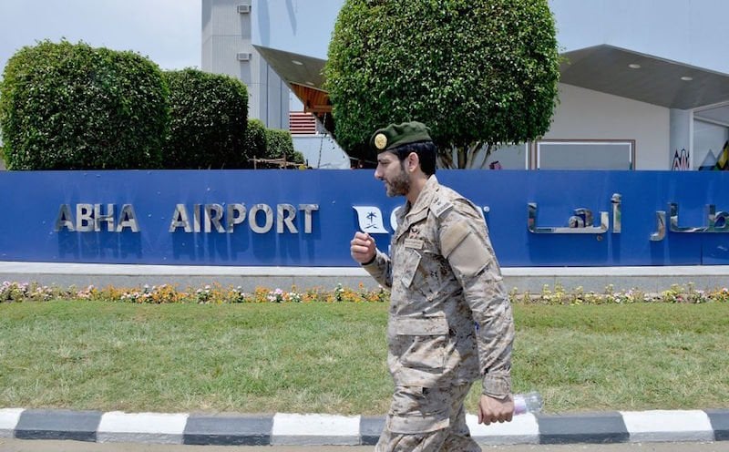 לפחות 12 בני אדם נפצעו בתקיפה בשדה התעופה הסעודי