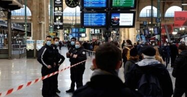 पेरिस रेलवे स्टेशन हमले में हथियारबंद व्यक्ति को पुलिस ने मार गिराया