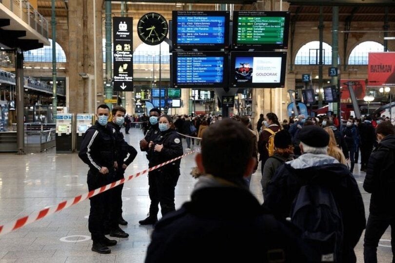 Policija ubila oboroženega moškega v napadu na železniško postajo v Parizu
