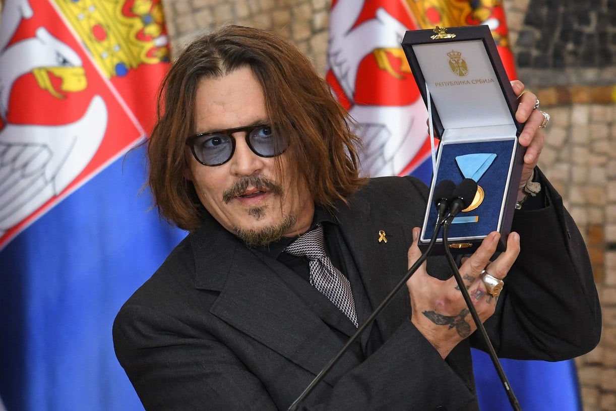 Gihatagan sa Serbia si Johnny Depp og Gold Medal of Merit