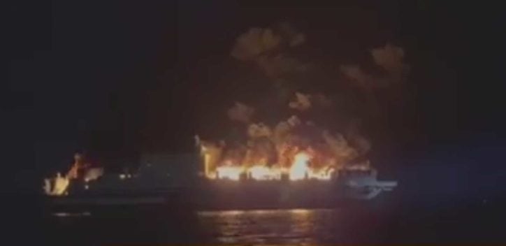 290 mennesker reddet, da færgen mellem Grækenland og Italien brænder på havet