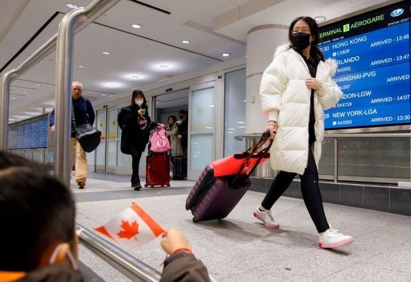 کینیڈا نے اب مکمل طور پر ویکسین لگوانے والے مسافروں کے لیے سرحدی پابندیوں میں نرمی کر دی ہے۔