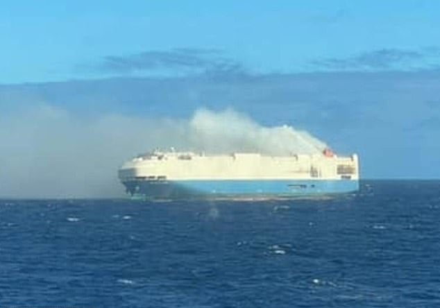 ポルシェとフォルクスワーゲンでいっぱいの貨物船が海で燃える
