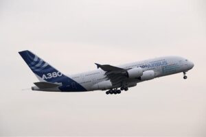Првиот Ербас А380 напојуван од 100% одржливо воздухопловно гориво издигнува на небото