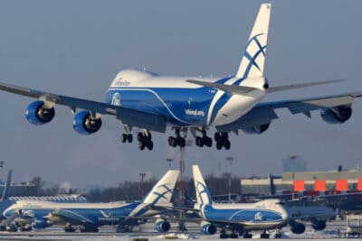 Rysslands största fraktflygbolagsgrupp lägger alla sina Boeing-jetplan