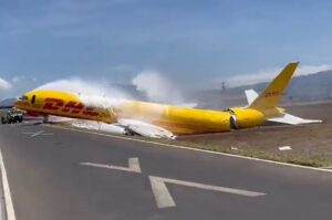 Jet Boeing 757 pecah setengah nalika pendaratan darurat Kosta Rika