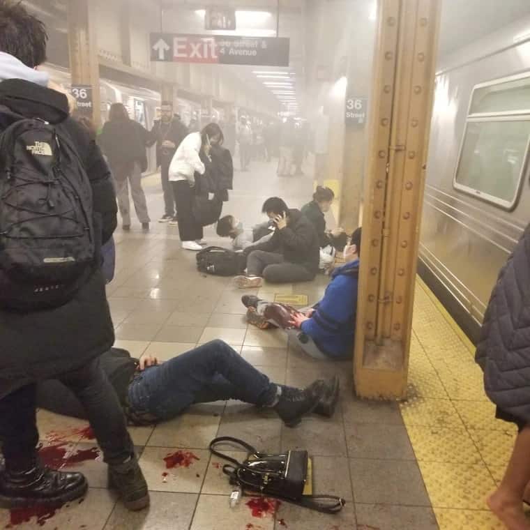 Дар метрои Ню Йорк 10 нафарро тирборон карданд
