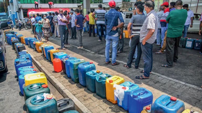 श्रीलंका अब पंपों पर ईंधन भर रहा है