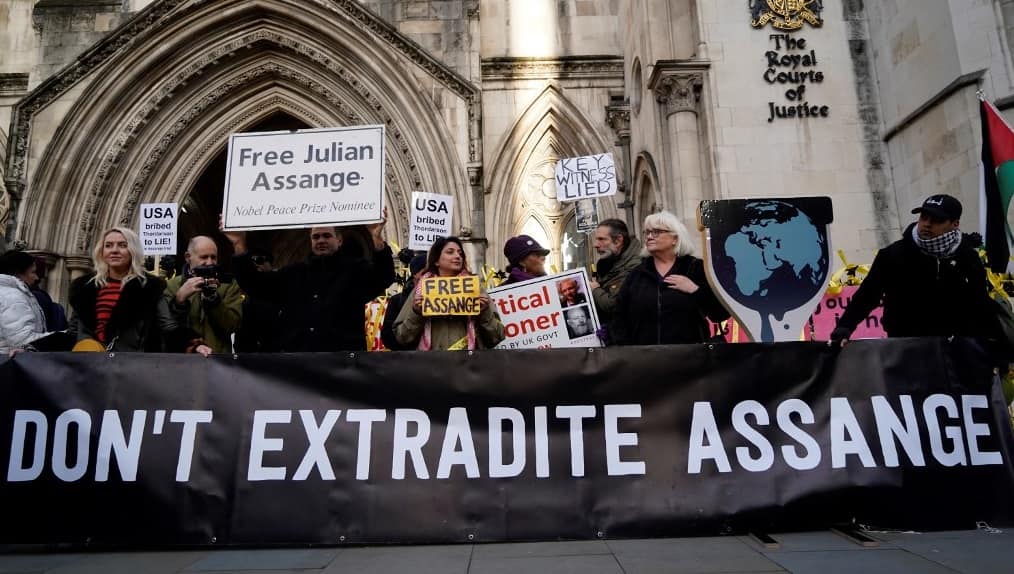 Britansko sodišče odredilo izročitev Juliana Assangea ZDA