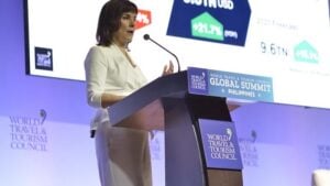 Жулиа Симпсон үг хэлж байна WTTC Дэлхийн дээд хэмжээний уулзалт 2022