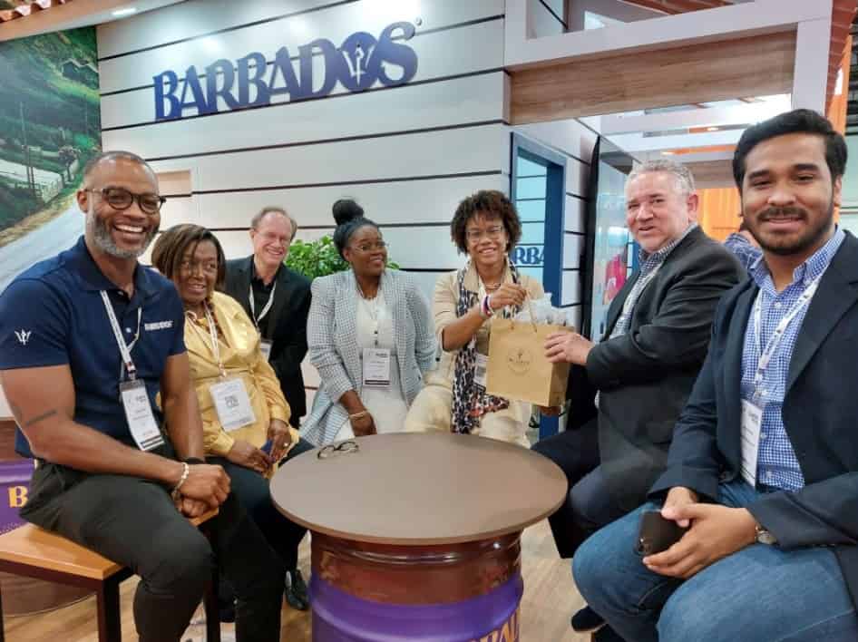 Екип на Барбадос пред своя щанд | eTurboNews | eTN
