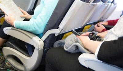 Derechos de los viajeros: la FAA debe establecer estándares de tamaño de asiento de aerolínea