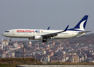 Паническа атака: Снимки от бедствие на авиокомпанията спират полета Тел Авив-Истанбул