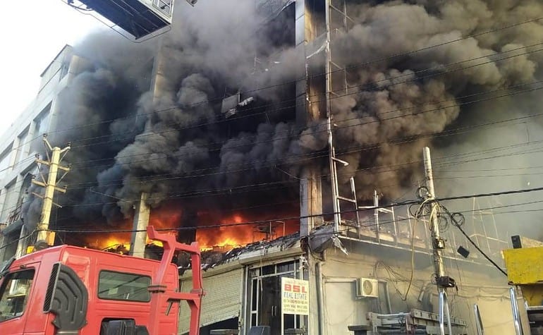 27 הרוגים, עשרות נפצעו בשריפה ענקית בניו דלהי