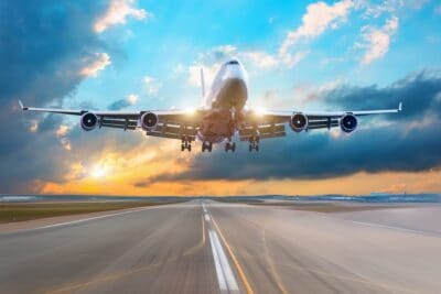Piața globală a companiilor aeriene se estimează că va atinge 744 de miliarde de dolari până în 2026