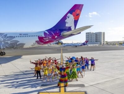 Hawaiian Airlines in plesna zvezdnica Mark Kanemura lansirata #RainbowRunwayChallenge