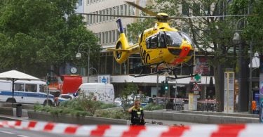 Jeden mrtvý a dvanáct zraněných, když auto narazilo do davu v Berlíně