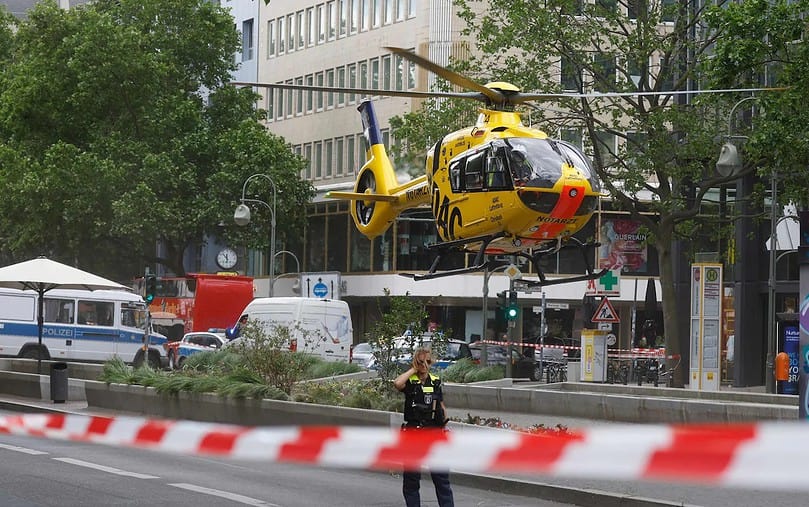 Един загинал, дванадесет ранени, когато кола блъсна тълпата в Берлин