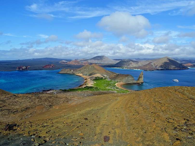 22 Galapagos Sea Star Journy - Bartolome Islands summit with yacht