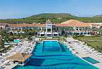 Piscina infinita Dos Awa al Sandals Royal Curacao amb àmplies cobertes superiors i inferiors amb vistes a l'aigua espanyola i al paisatge de muntanya accidentat | eTurboNews | eTN