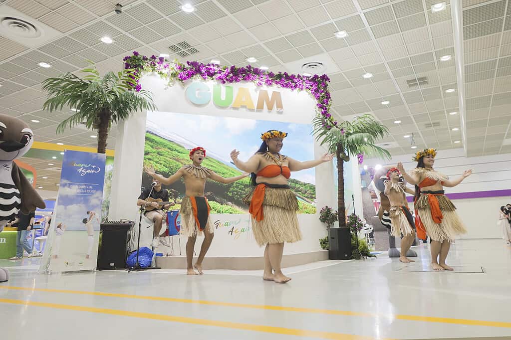 Fotografie 3 Guma Ma Higa vystupuje na Guam Booth Obrázek s laskavým svolením Guam Visitors Bureau | eTurboNews | eTN