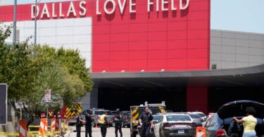 Schießerei schließt den großen Flughafen von Dallas, Verdächtiger von der Polizei erschossen