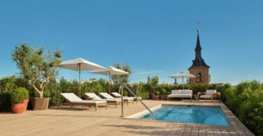 As suítes Penthouse mais exclusivas da capital espanhola no The Madrid EDITION de Ian Schrager oferecem as maiores suítes com amplo terraço e piscinas infinitas