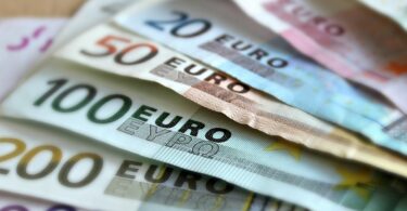 Az európaiak az infláció miatt kénytelenek többet utazni a költségvetésből