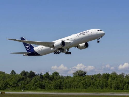 Boeing 787 Lufthansa pisanan ndharat ing Bandara Frankfurt