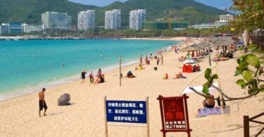 Nenadna blokada ujame 80,000 turistov na kitajskih 'Havajih'