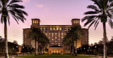 Ritz-Carlton Orlando, Grande Lakes ले 5-डायमण्ड डिस्टिन्सिन्स कमाउँछ